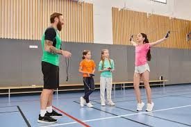 霍姆格伦15+15+4亚历山大30分，雷霆131-94大胜勇士